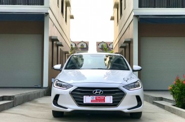 Hyundai Elantra 2018 số sàn - Xe màu trắng cực đẹp, trang bị hiện đại kiểu dáng thể thao