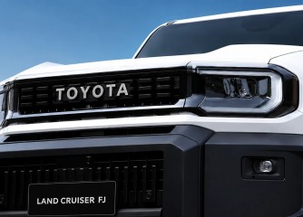 LAND CRUISER FJ -  Thiết kế đầu xe mạnh mẽ 