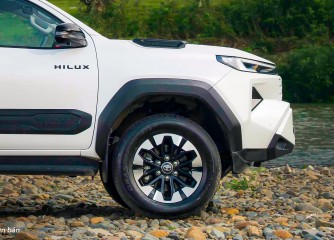 HILUX TRAILHUNTER 2.8 4x4 AT -  Được trang bị mâm 18inch