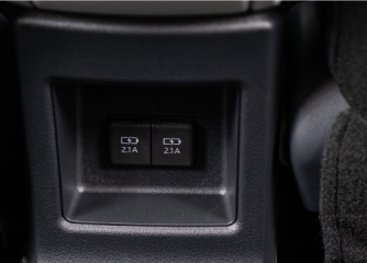 VELOZ CROSS CVT -  Sạc USB