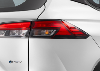 COROLLA CROSS 1.8HV -  Đèn đuôi xe thiết kế mới