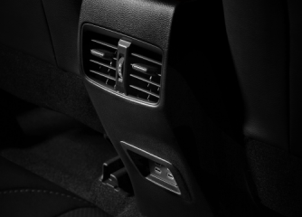 COROLLA CROSS 1.8HV -  Cửa gió sau, cổng sạc USB-C